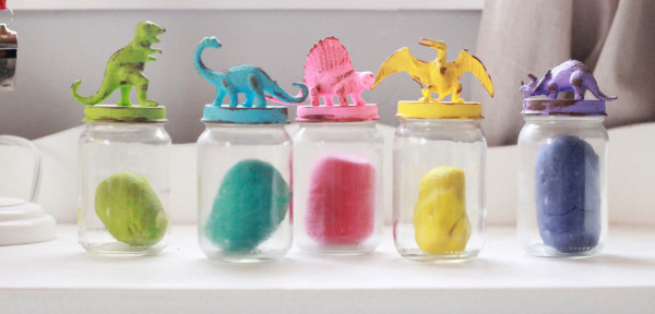 plasticoDIY-Dinosaur-Lids-For-Playroom-Jar-Storage-by-Lolly-Jane-600x385