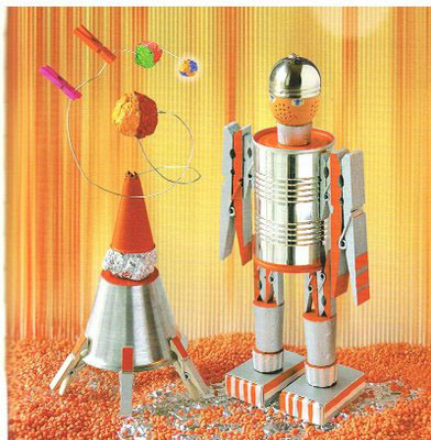 Manualidad infantil de un robot espacial para niños, con material de reciclaje